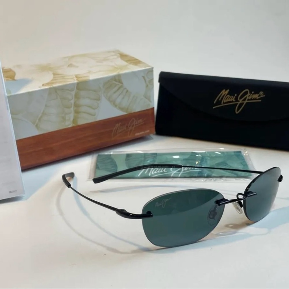 Brand New Maui Jim Aki Aki titanium polarized sunglasses.